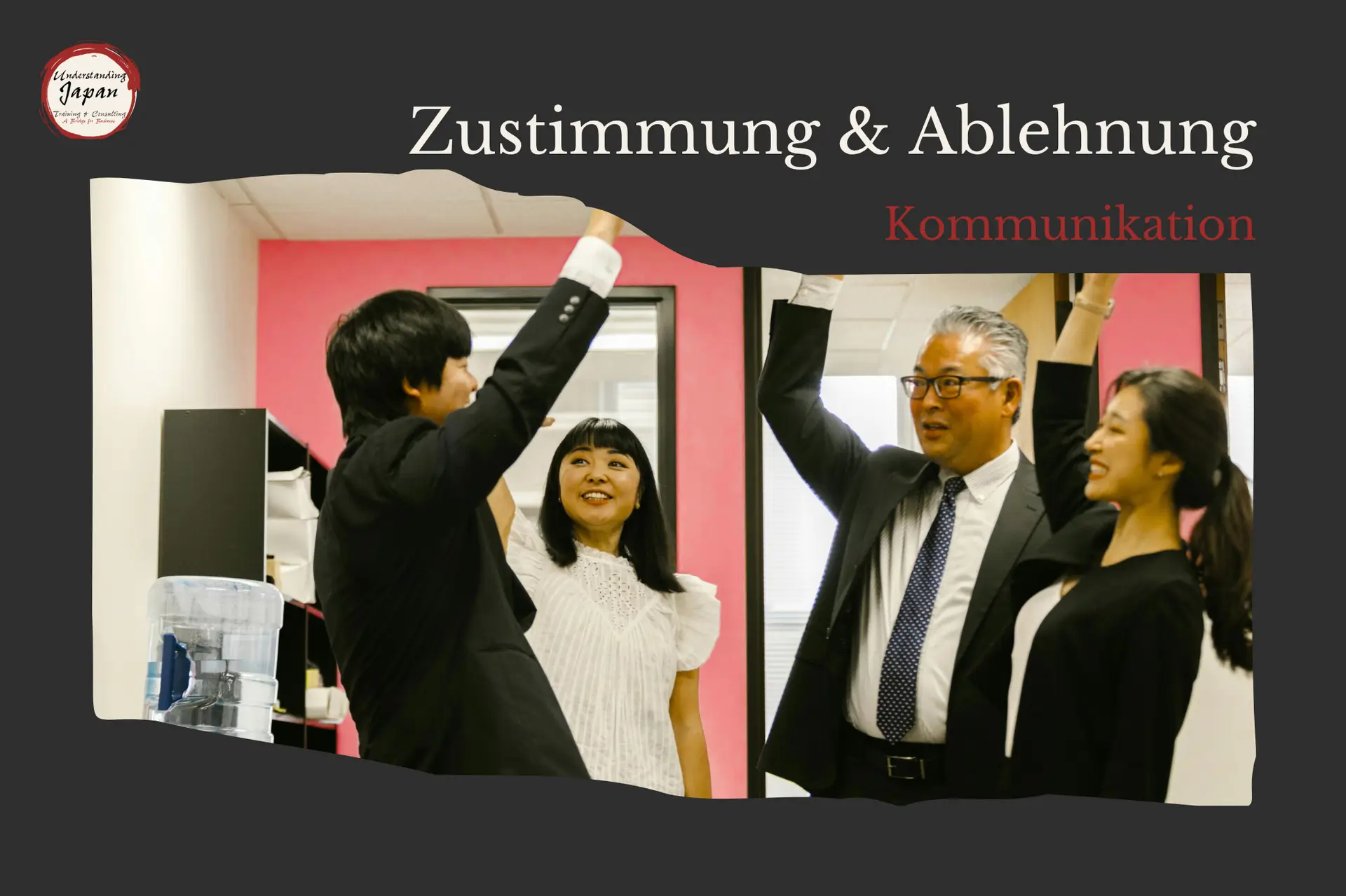 Kursbanner im Corporate Design von Understanding Japan: Vier Geschäftsleute in einem japanischen Büro heben lächelnd die Arme – Thema Zustimmung und Ablehnung in der japanischen Geschäftskommunikation